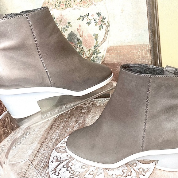 EUC Camper Brooke Leather Ankle Boot in a Taupe-Gray with Blue Heel Size 35 - Picture 5 of 10